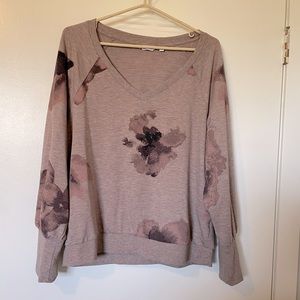 V-neck sweatshirt. Mauve floral
